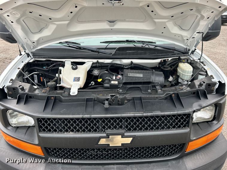 image for item EG0962 2013 Chevrolet  Express 3500 box truck