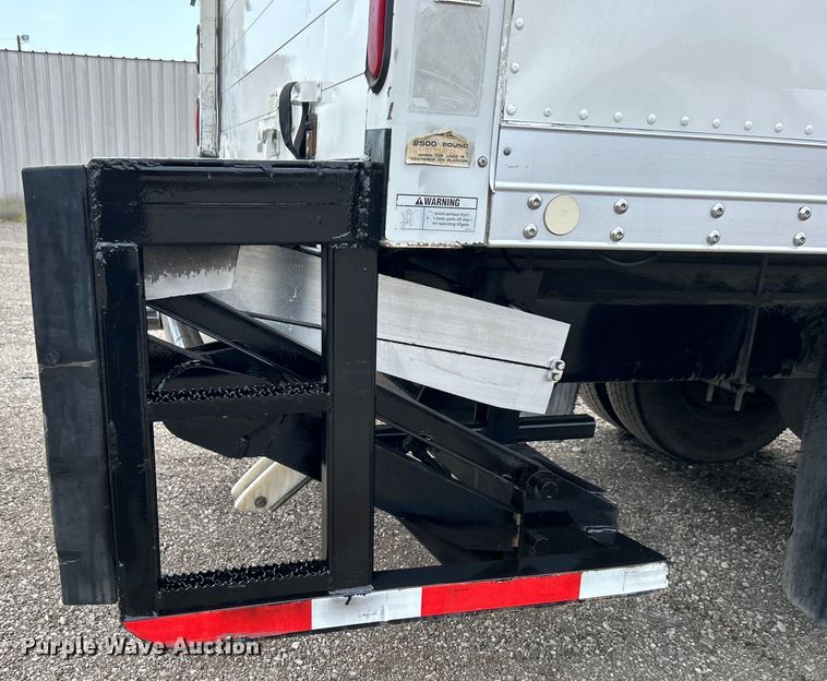 image for item EG0975 2002 Freightliner  FL70 box truck