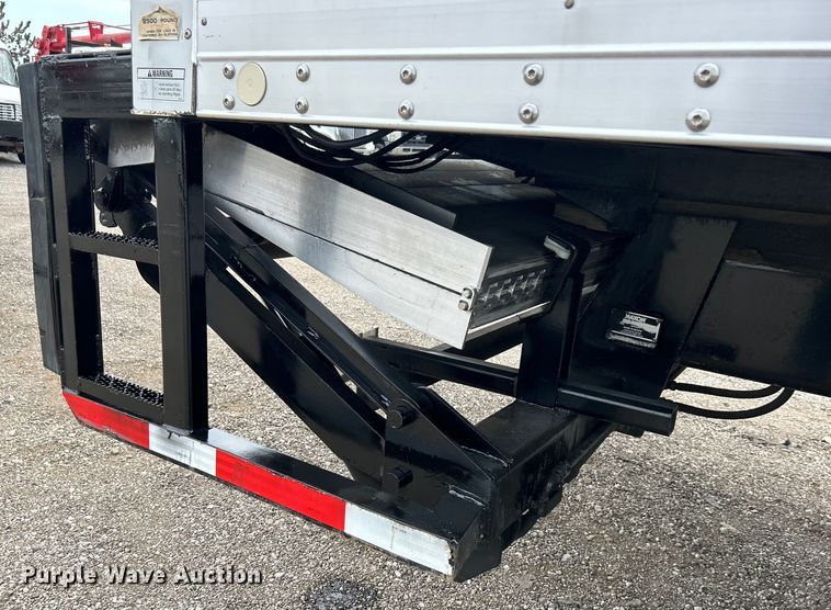 image for item EG0975 2002 Freightliner  FL70 box truck