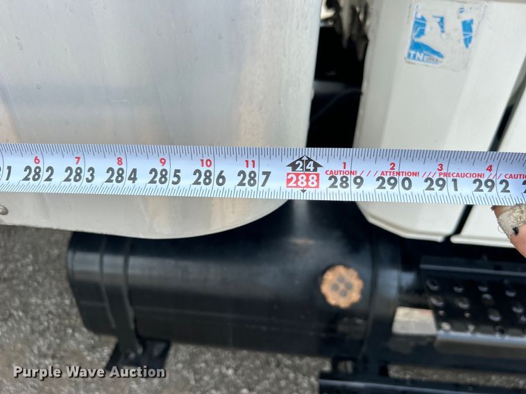 image for item EG0975 2002 Freightliner  FL70 box truck