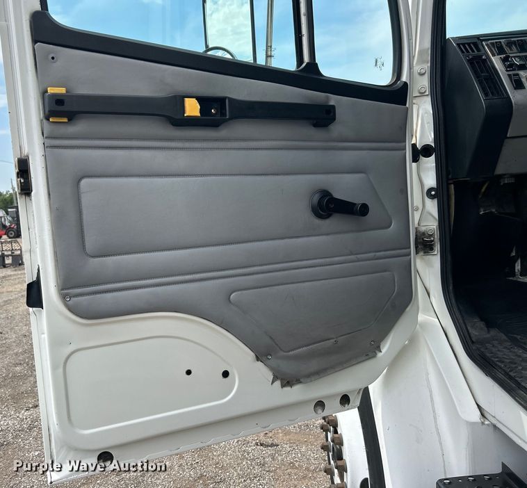 image for item EG0975 2002 Freightliner  FL70 box truck