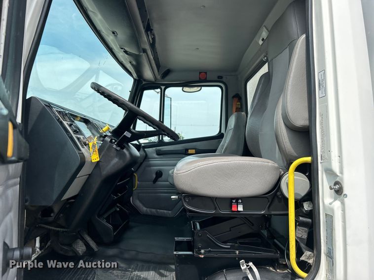 image for item EG0975 2002 Freightliner  FL70 box truck