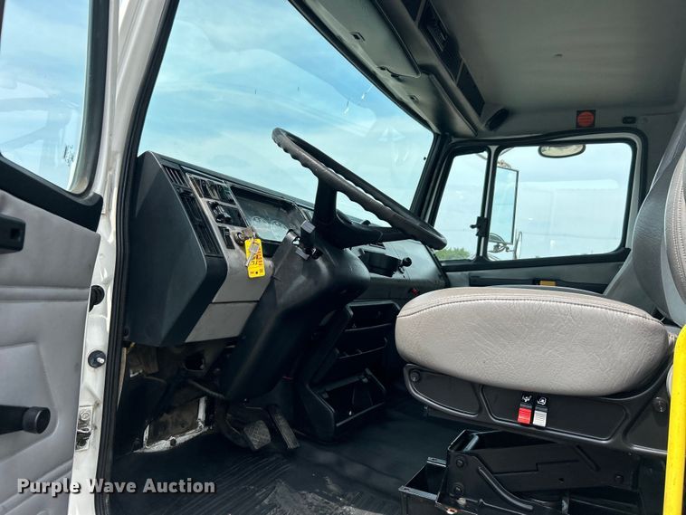 image for item EG0975 2002 Freightliner  FL70 box truck