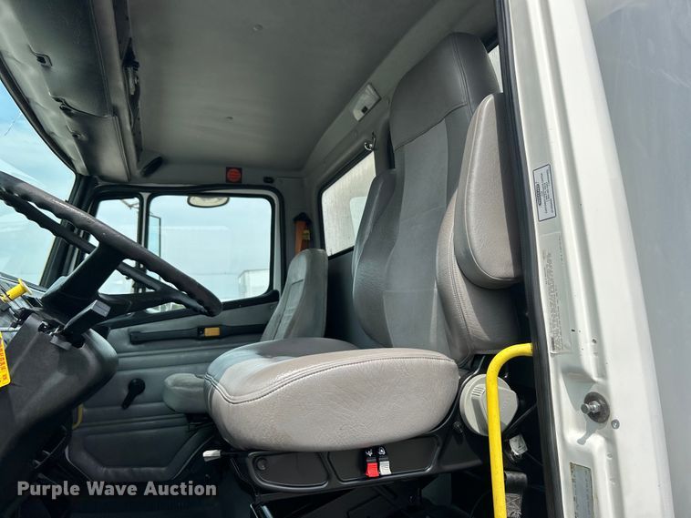 image for item EG0975 2002 Freightliner  FL70 box truck