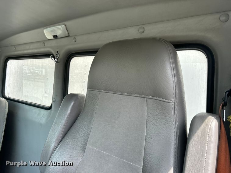 image for item EG0975 2002 Freightliner  FL70 box truck