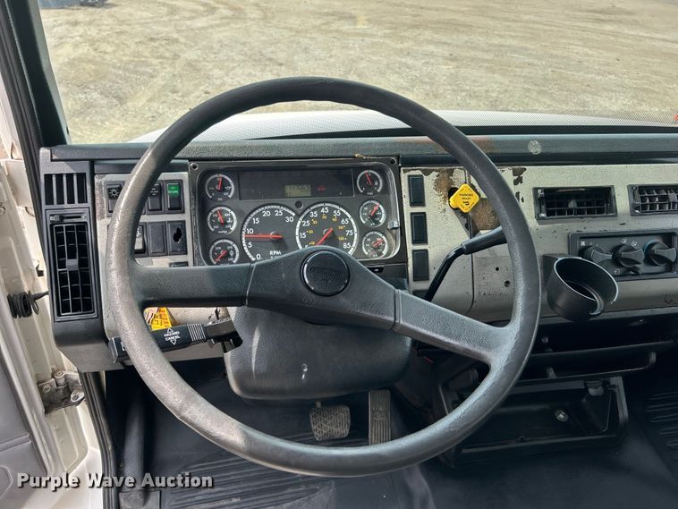 image for item EG0975 2002 Freightliner  FL70 box truck