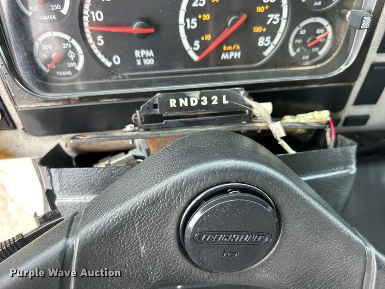 image for item EG0975 2002 Freightliner  FL70 box truck