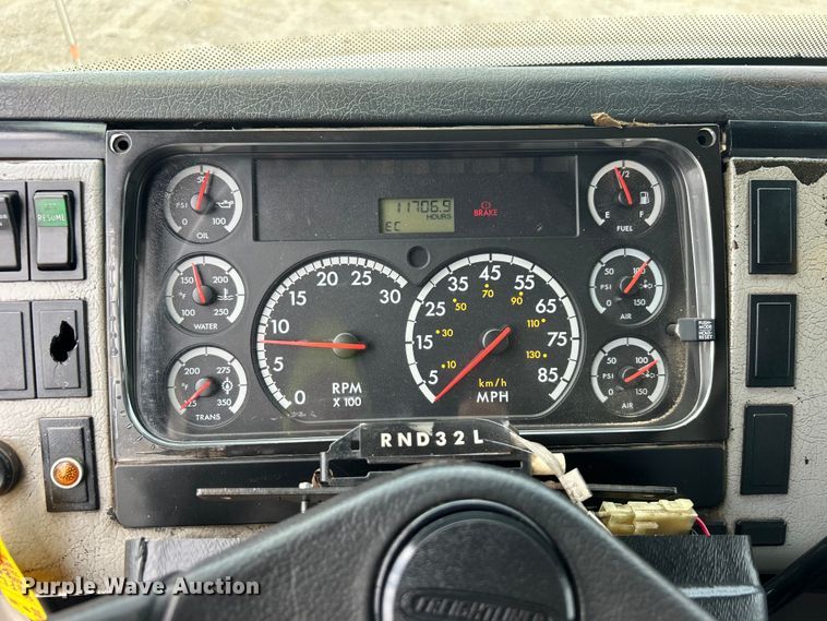 image for item EG0975 2002 Freightliner  FL70 box truck