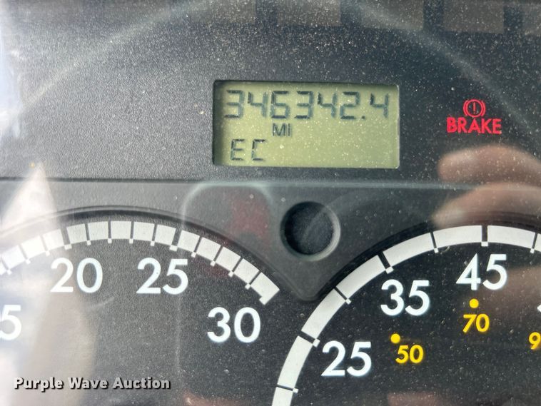 image for item EG0975 2002 Freightliner  FL70 box truck