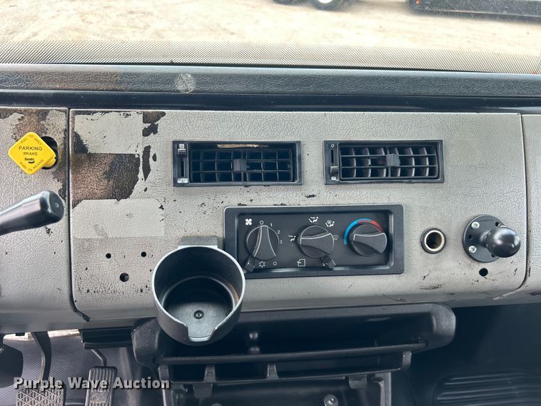 image for item EG0975 2002 Freightliner  FL70 box truck