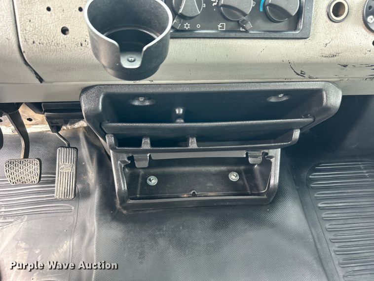 image for item EG0975 2002 Freightliner  FL70 box truck