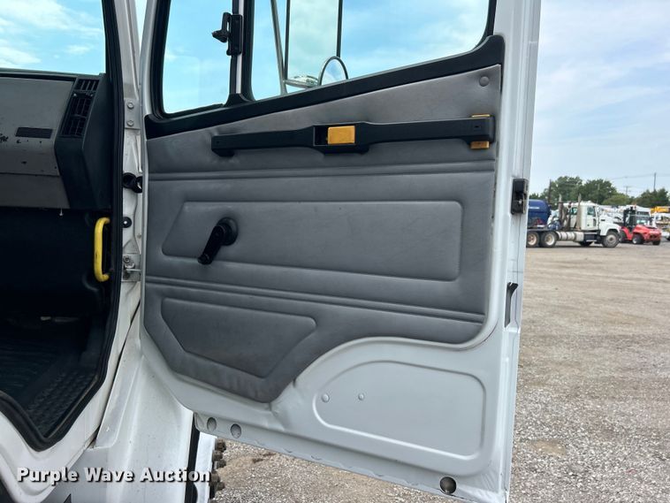 image for item EG0975 2002 Freightliner  FL70 box truck