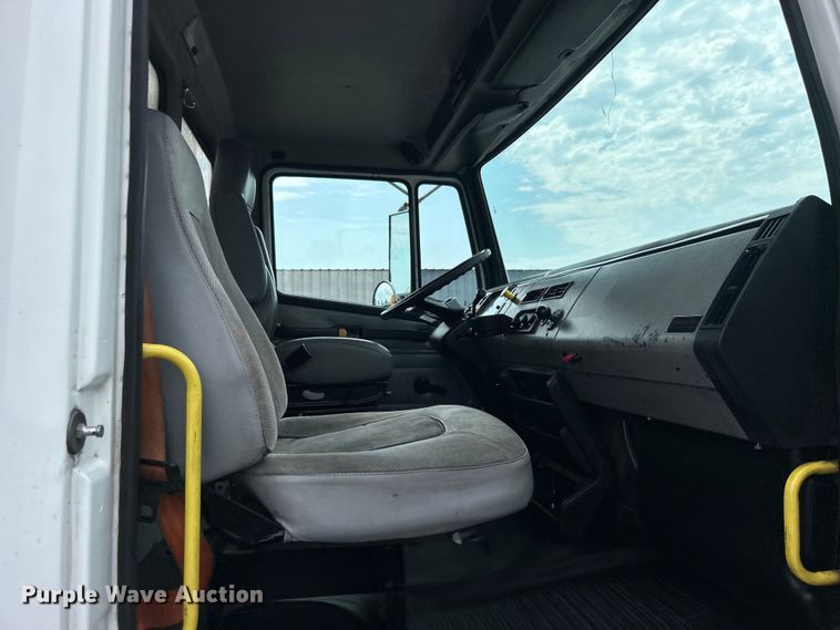 image for item EG0975 2002 Freightliner  FL70 box truck