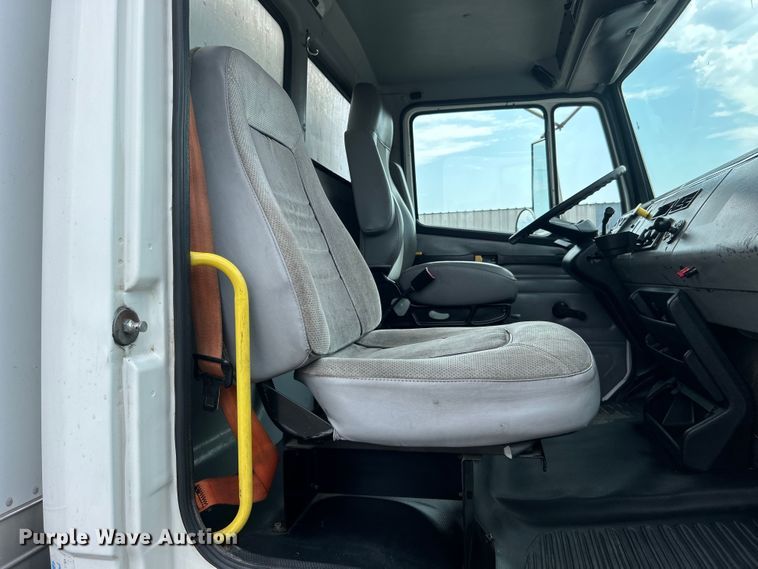 image for item EG0975 2002 Freightliner  FL70 box truck