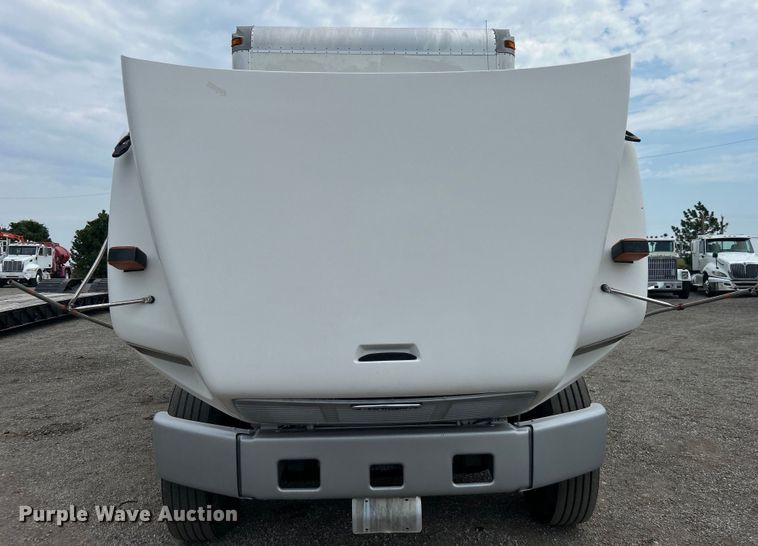 image for item EG0975 2002 Freightliner  FL70 box truck