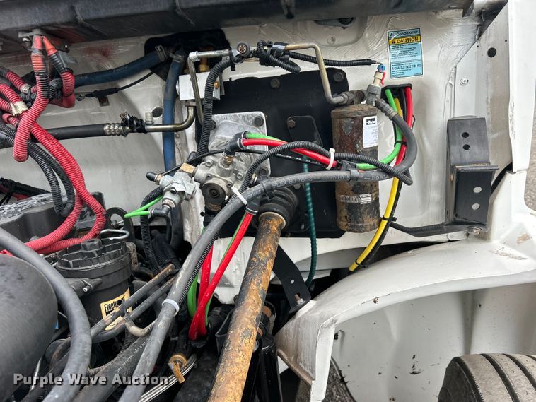 image for item EG0975 2002 Freightliner  FL70 box truck