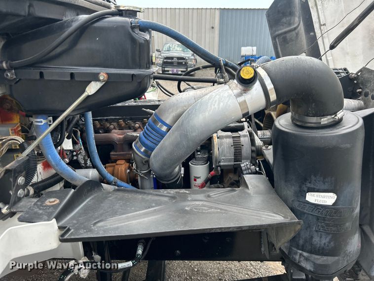 image for item EG0975 2002 Freightliner  FL70 box truck