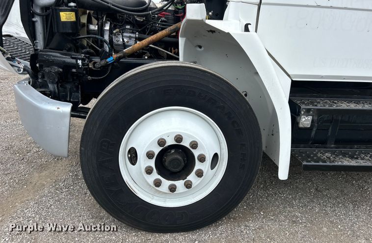 image for item EG0975 2002 Freightliner  FL70 box truck