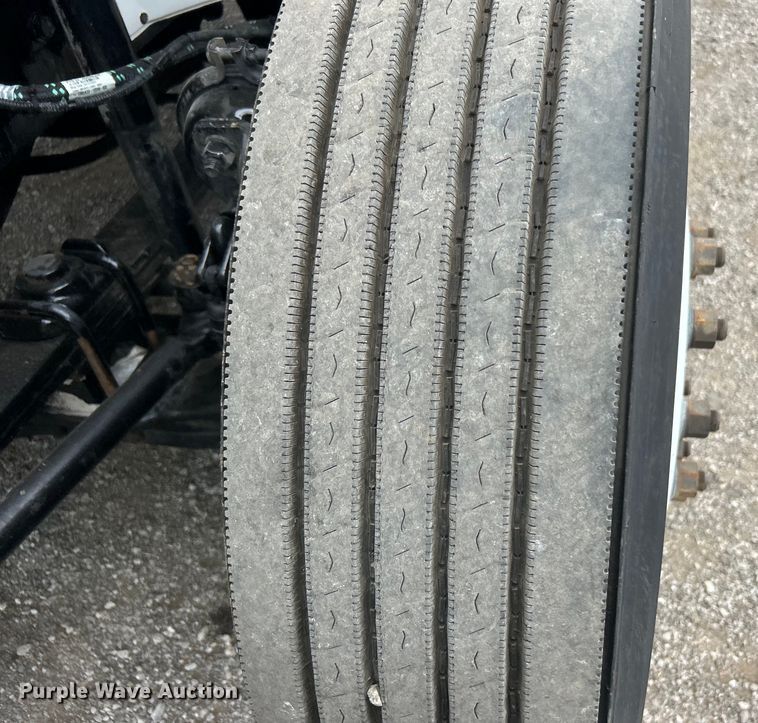 image for item EG0975 2002 Freightliner  FL70 box truck