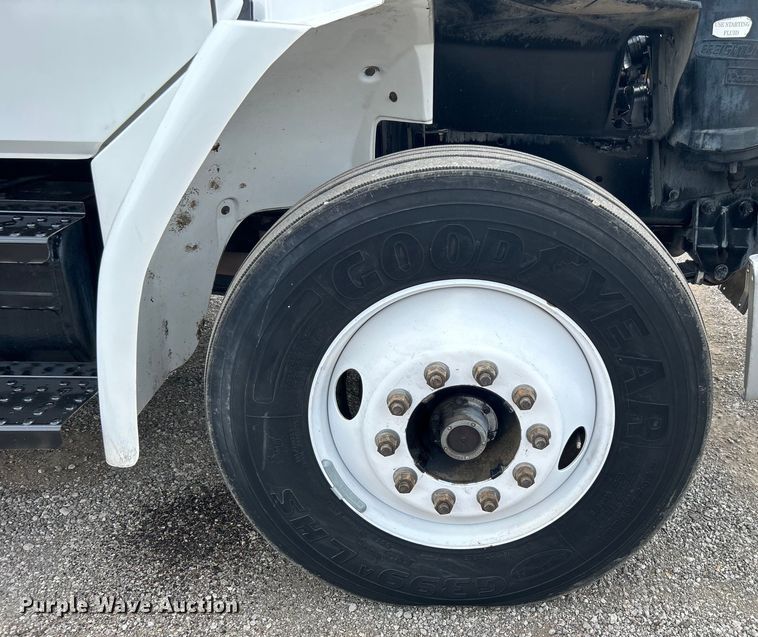 image for item EG0975 2002 Freightliner  FL70 box truck