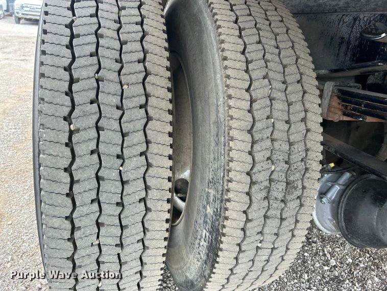 image for item EG0975 2002 Freightliner  FL70 box truck