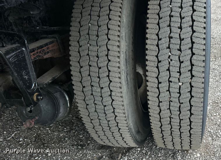 image for item EG0975 2002 Freightliner  FL70 box truck