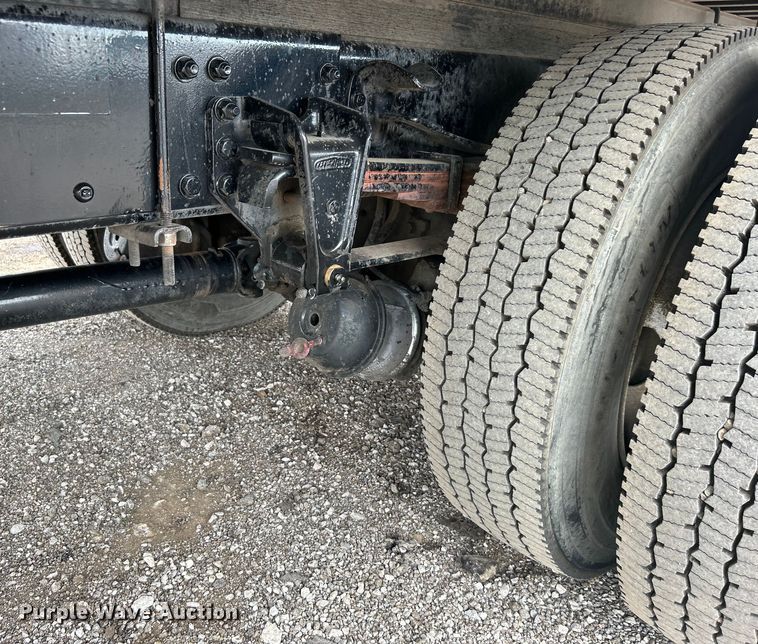 image for item EG0975 2002 Freightliner  FL70 box truck