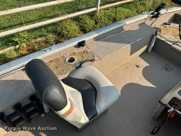 image for item EH4003 2003 Bass Tracker Pro Crappie 175 boat