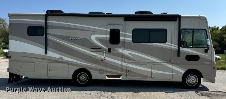 image for item EH6979 2016 Winnebago  Vista LX RV