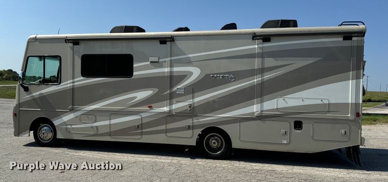 image for item EH6979 2016 Winnebago  Vista LX RV