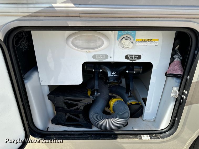 image for item EH6979 2016 Winnebago  Vista LX RV