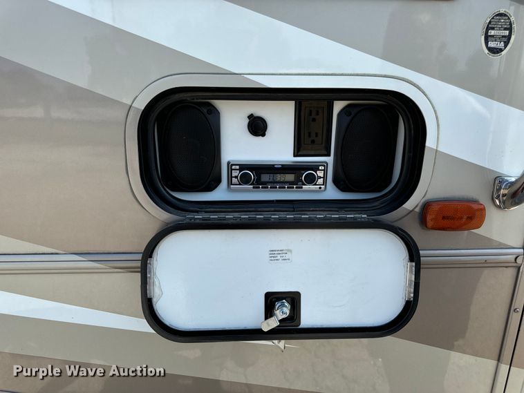 image for item EH6979 2016 Winnebago  Vista LX RV