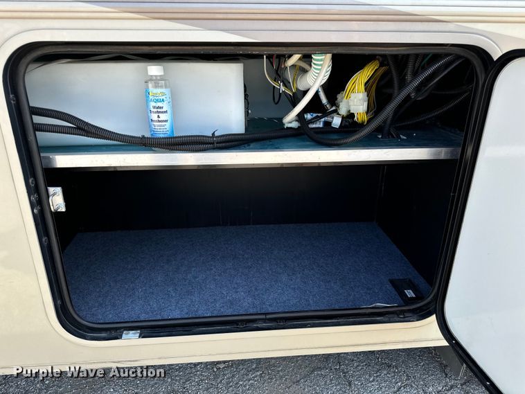 image for item EH6979 2016 Winnebago  Vista LX RV