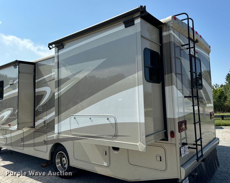image for item EH6979 2016 Winnebago  Vista LX RV