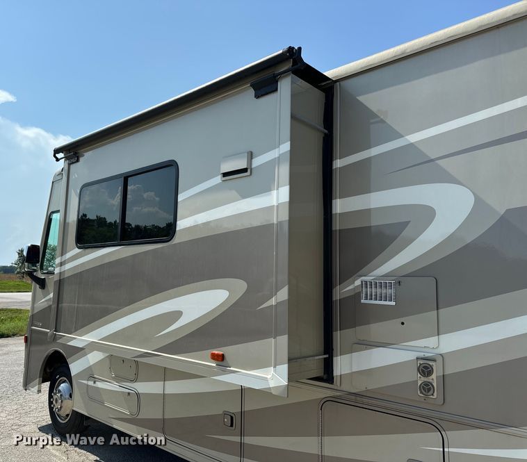 image for item EH6979 2016 Winnebago  Vista LX RV