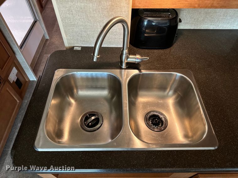 image for item EH6979 2016 Winnebago  Vista LX RV