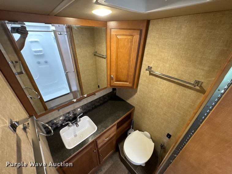 image for item EH6979 2016 Winnebago  Vista LX RV