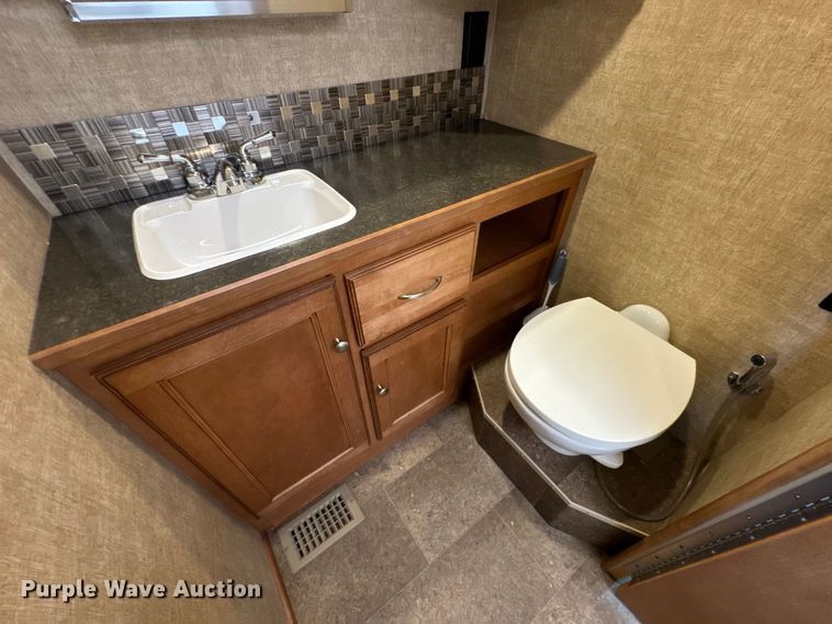 image for item EH6979 2016 Winnebago  Vista LX RV