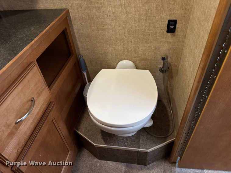 image for item EH6979 2016 Winnebago  Vista LX RV