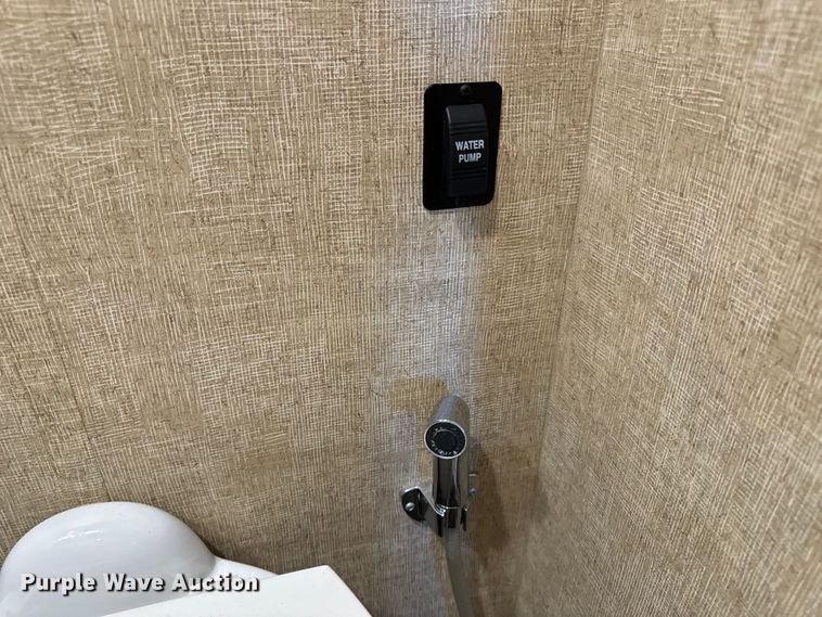 image for item EH6979 2016 Winnebago  Vista LX RV