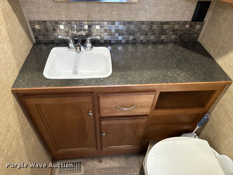 image for item EH6979 2016 Winnebago  Vista LX RV