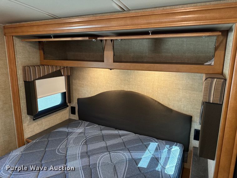 image for item EH6979 2016 Winnebago  Vista LX RV