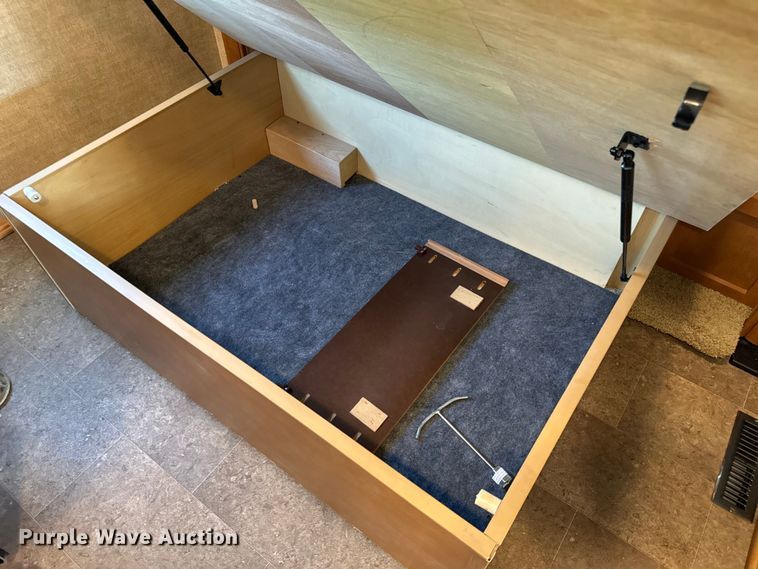 image for item EH6979 2016 Winnebago  Vista LX RV