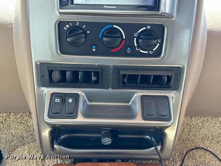 image for item EH6979 2016 Winnebago  Vista LX RV