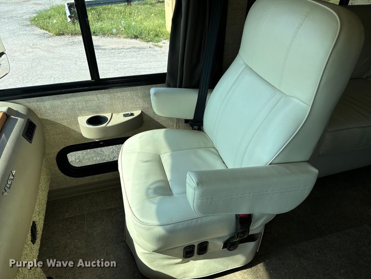 image for item EH6979 2016 Winnebago  Vista LX RV