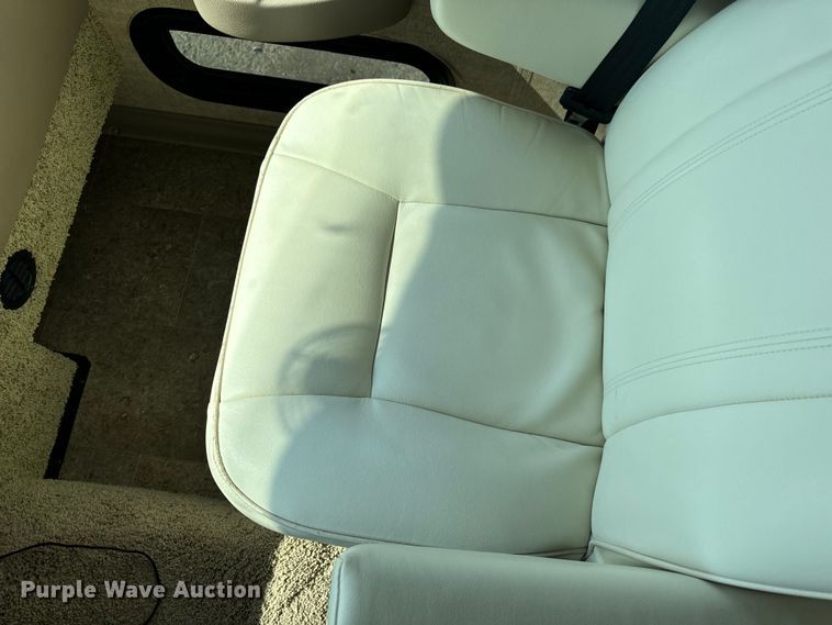 image for item EH6979 2016 Winnebago  Vista LX RV