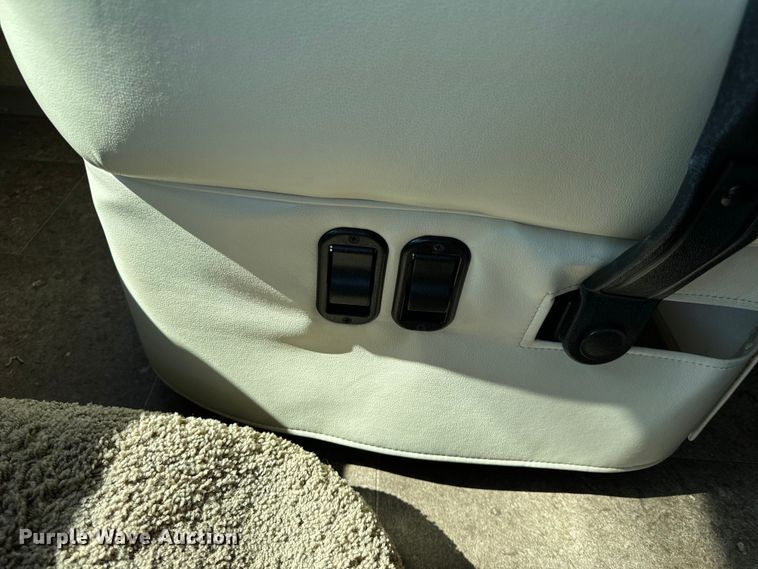 image for item EH6979 2016 Winnebago  Vista LX RV