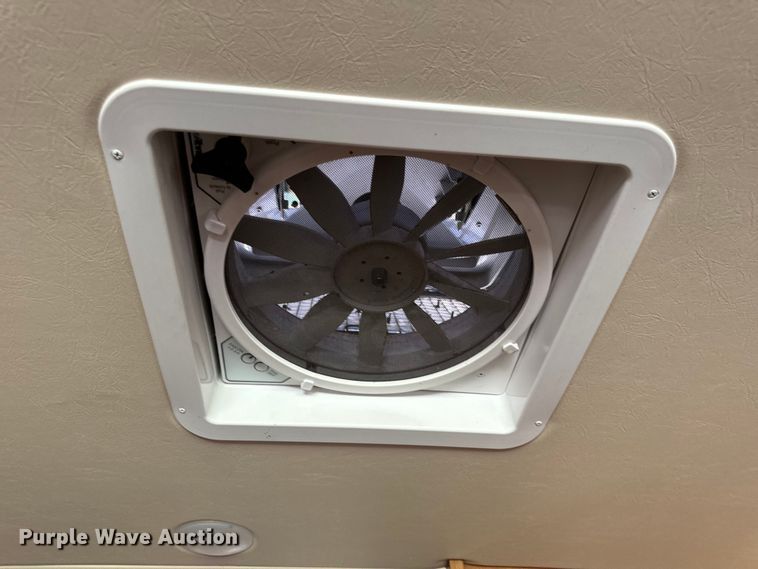 image for item EH6979 2016 Winnebago  Vista LX RV