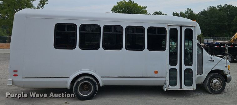 image for item EI8254 1999 Ford E450 Super Duty shuttle bus