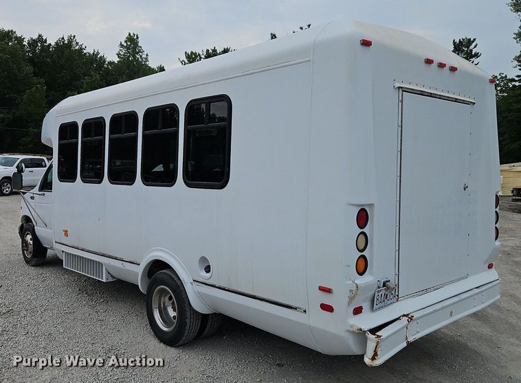 image for item EI8254 1999 Ford E450 Super Duty shuttle bus